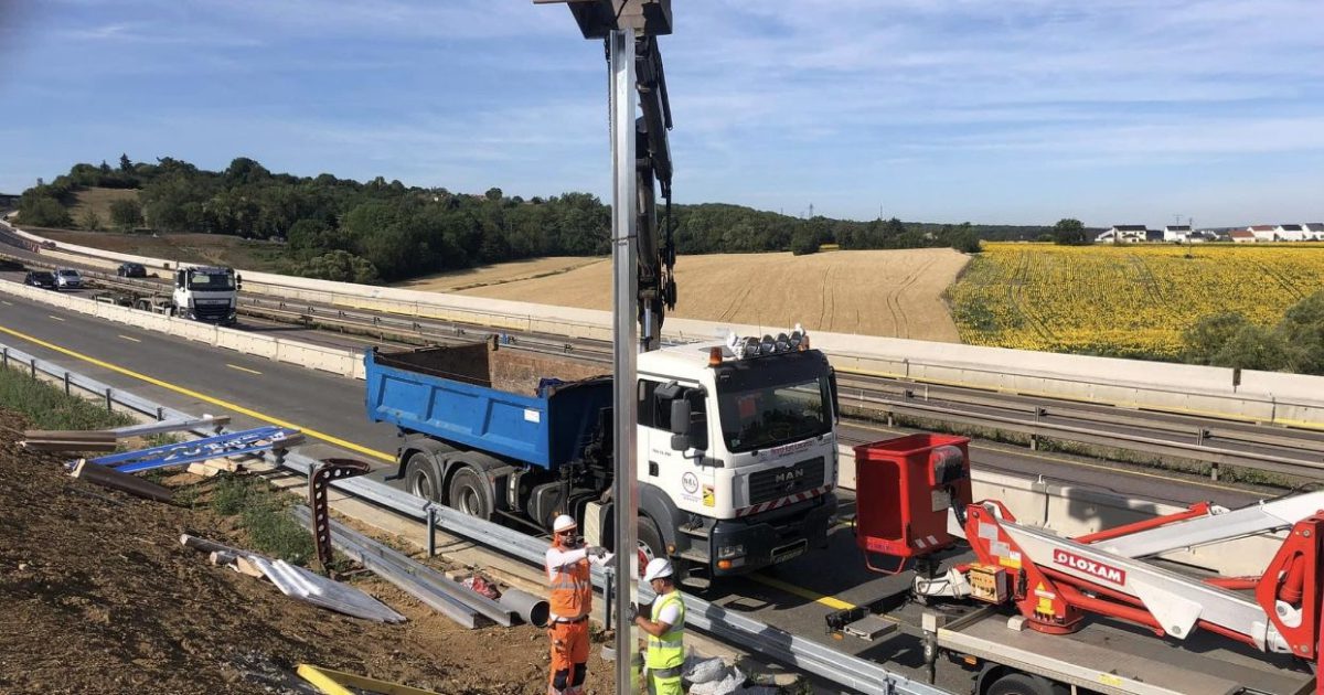 Opération de levage avec mise en place des panneaux